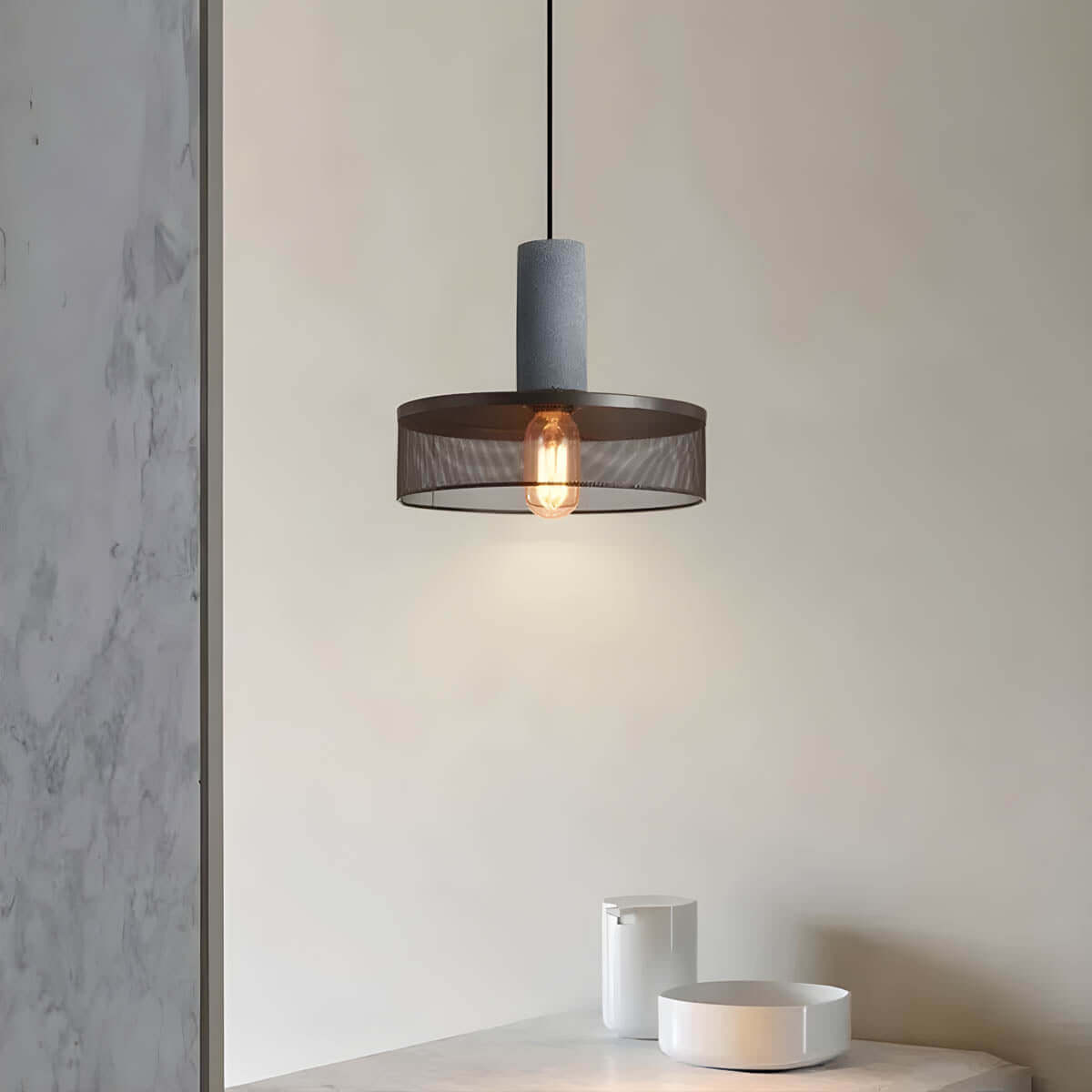 Industrielle Pendelleuchte aus Beton und Metall