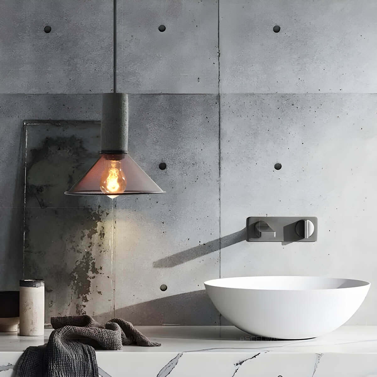 Industrielle Pendelleuchte aus Beton und Metall
